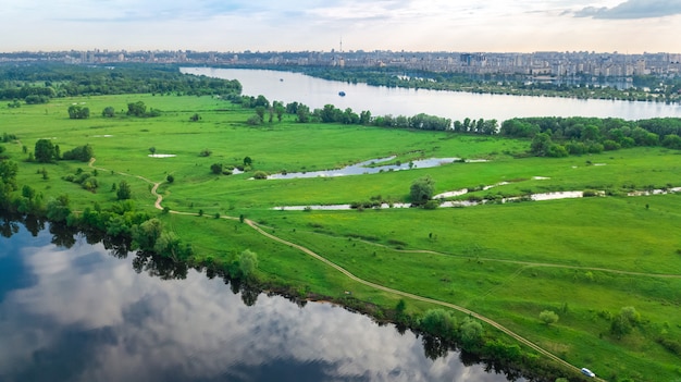Vista aerea del drone del paesaggio urbano di Kiev, fiume Dnieper e Dniester, isola verde dall'alto, skyline della città di Kiev e parchi naturali in primavera, Ucraina