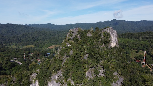 Vista aerea del drone dell'alba del paesaggio di lampang sopra la montagna di picco Pha Pak Thong