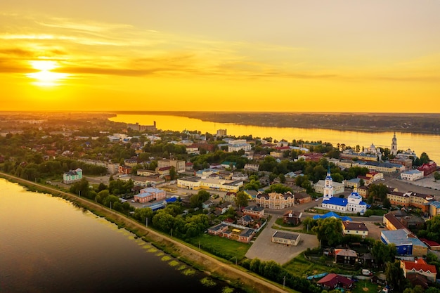 Vista aerea del drone dell'antica città di Kineshma con il fiume Volga nella regione di Ivanovo, Russia. Tramonto di giornata di sole estivo.