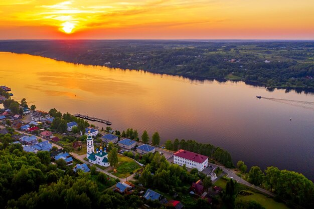 Vista aerea del drone dell'antica città russa di Ples sul fiume Volga con tramonto colorato.
