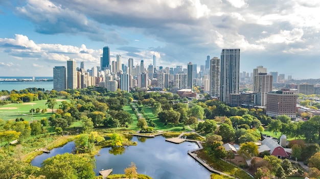 Vista aerea del drone dell'orizzonte di Chicago dall'alto paesaggio urbano dei grattacieli del centro di Chicago