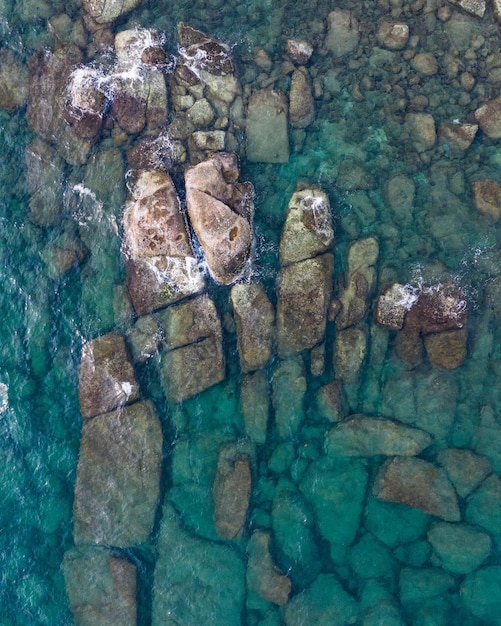 Vista aerea del drone della bellissima acqua rocciosa e turchesa del Golfo della Thailandia, l'isola di Kood, in Thailandia