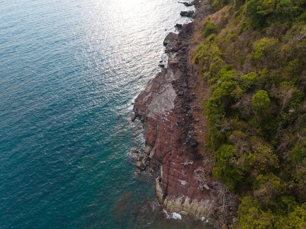 Vista aerea del drone della bellissima spiaggia con acqua di mare turchese e palme del Golfo di Thailandia Isola di Kood Thailandia