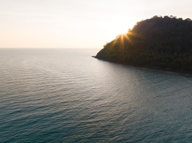 Vista aerea del drone della bellissima spiaggia con acqua di mare turchese e palme del Golfo di Thailandia Isola di Kood Thailandia