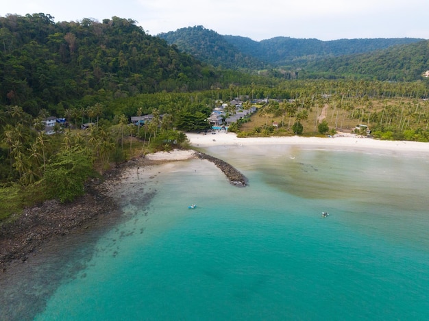 Vista aerea del drone della bellissima spiaggia con acqua di mare turchese e palme del Golfo di Thailandia Isola di Kood Thailandia