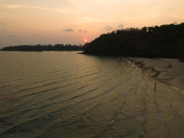 Vista aerea del drone della bellissima spiaggia con tramonto e palme del Golfo di Thailandia Isola di Kood Thailandia