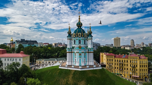 Vista aerea del drone della chiesa di Sant'Andrea e Andreevska street dall'alto, paesaggio urbano del distretto di Podol, città di Kiev (Kiev), Ucraina