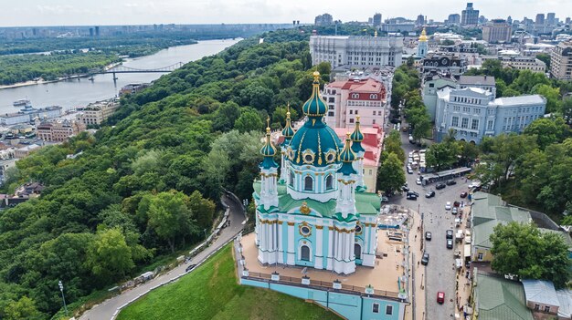 Vista aerea del drone della chiesa di Sant'Andrea e Andreevska street dall'alto, paesaggio urbano del distretto di Podol, città di Kiev (Kiev), Ucraina