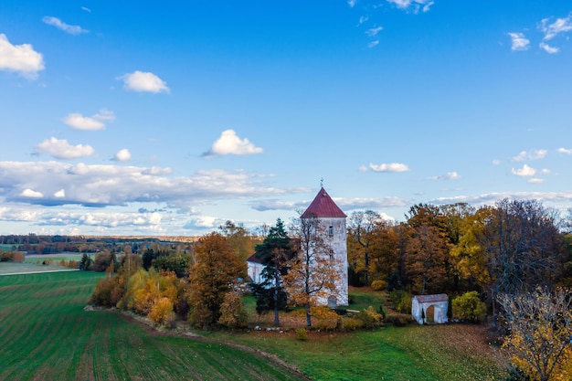 Vista aerea del drone della chiesa evangelica luterana di Satu in una giornata di sole autunnale in Lettonia