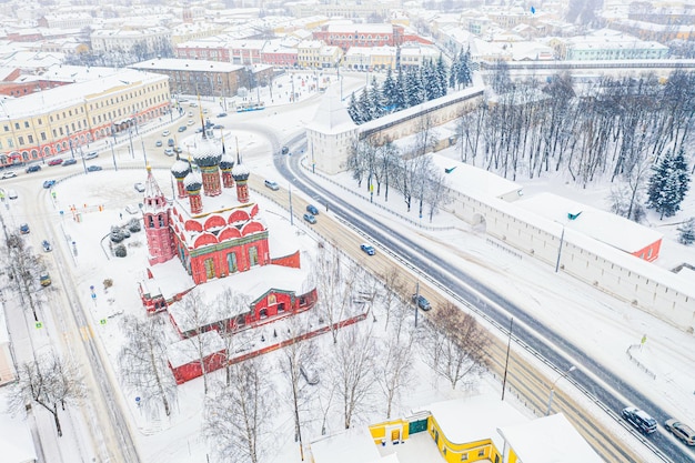 Vista aerea del drone della chiesa ortodossa dell'Epifania e del centro storico nell'inverno di Yaroslavl, Russia. Antica città russa dell'Anello d'Oro turistico.