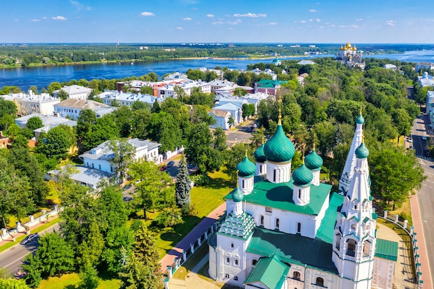 Vista aerea del drone della chiesa ortodossa di Elia il profeta, della cattedrale dell'Assunzione, del parco Strelka e del fiume Volga nell'estate di Yaroslavl, Russia.