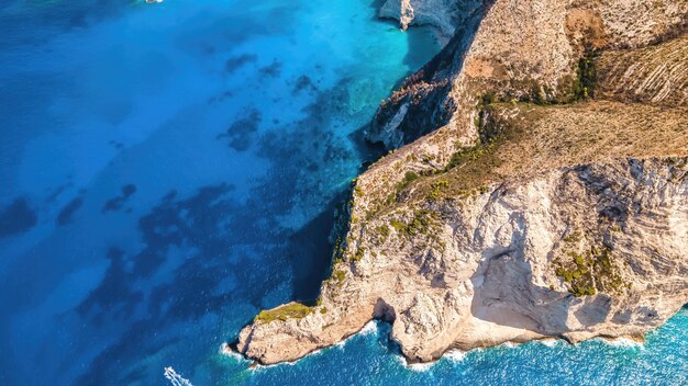 Vista aerea del drone della costa del Mar Ionio di Zante Grecia Cresta rocciosa vegetazione sparsa