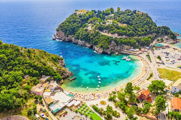 Vista aerea del drone della famosa località balneare di Paleokastritsa sull'isola di Corfù in Grecia