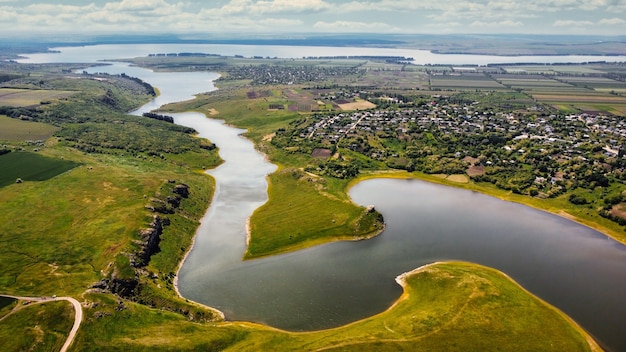 Vista aerea del drone della natura in Moldavia. Villaggio, fiume galleggiante, campi, verde