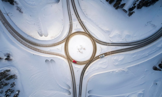 Vista aerea del drone della strada in un idilliaco paesaggio invernale La strada che attraversa la natura da un punto di vista degli uccelli