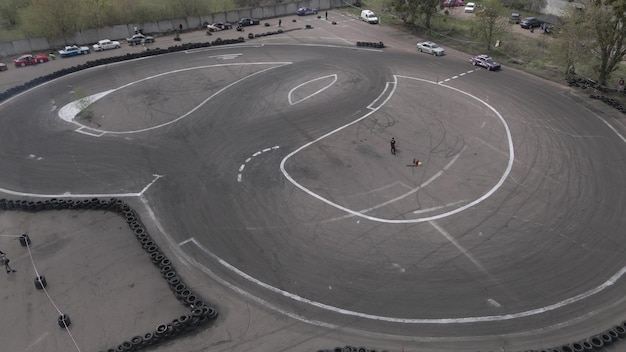 Vista aerea del drone delle corse su strada all'aperto e della pista di drift all'aperto