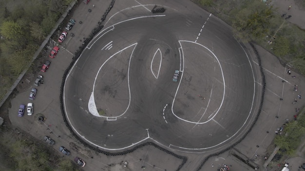 Vista aerea del drone delle corse su strada all'aperto e della pista di drift