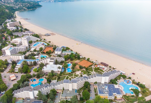 Vista aerea del drone di Albena, località balneare sabbiosa vuota in Bulgaria