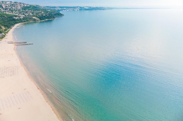 Vista aerea del drone di Albena, località balneare sabbiosa vuota in Bulgaria