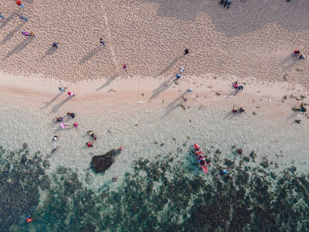 Vista aerea del drone di Holiday In Gunung Kidul Beach Indonesia con spiaggia di barche oceaniche e persone