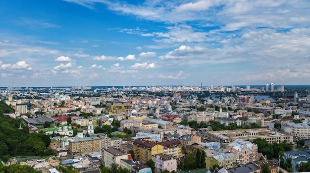 Vista aerea del drone di Kiev del paesaggio urbano del centro del fiume Dnipro e dello skyline del distretto di Podol Ucraina