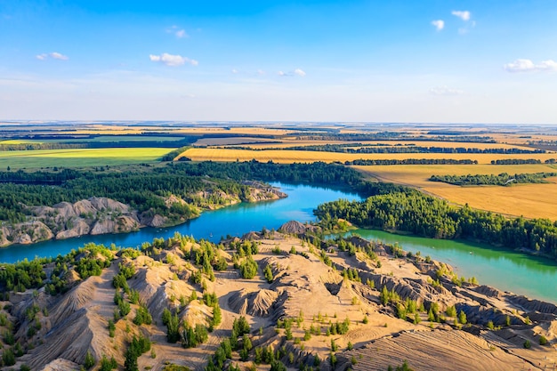 Vista aerea del drone di Romantsevskiye Gory, Konduki nella regione di Tula, Russia. Bellissimi laghi e paesaggi estivi di natura montana