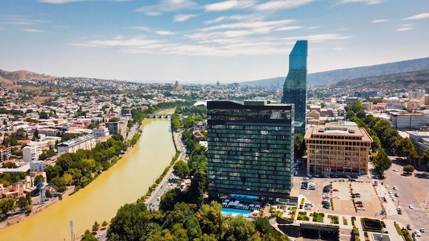 Vista aerea del drone di Tbilisi in Georgia Centro commerciale di edifici multipli molto verde