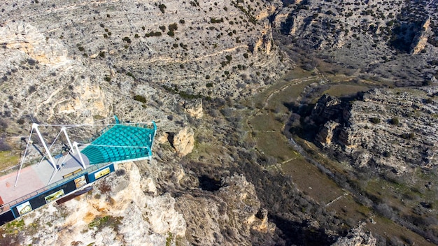 Vista aerea del drone di Ulubey Canyon dalla terrazza di vetro. Ulubey Canyon è il secondo canyon più lungo del mondo. Ulubey, Usak, Turchia. nome turco; Ulubey Kanyonu Cam Teras