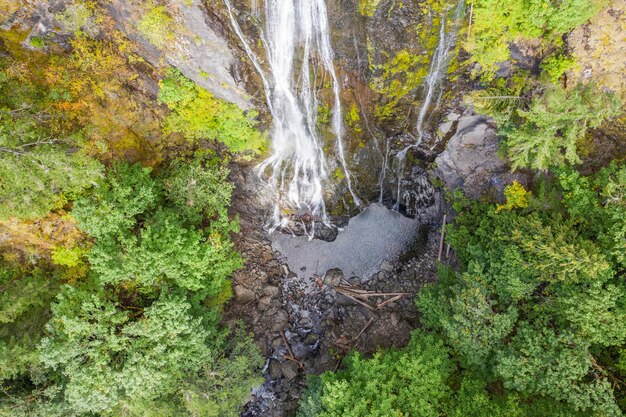 Vista aerea del drone di una bellissima cascata e lago