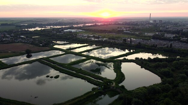 Vista aerea del drone sui laghi dei tassi di piscicoltura. Allevamento di pesci.