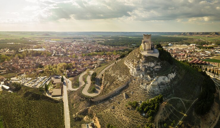 Vista aerea del famoso castello di Peñafiel a Valladolid al crepuscolo.