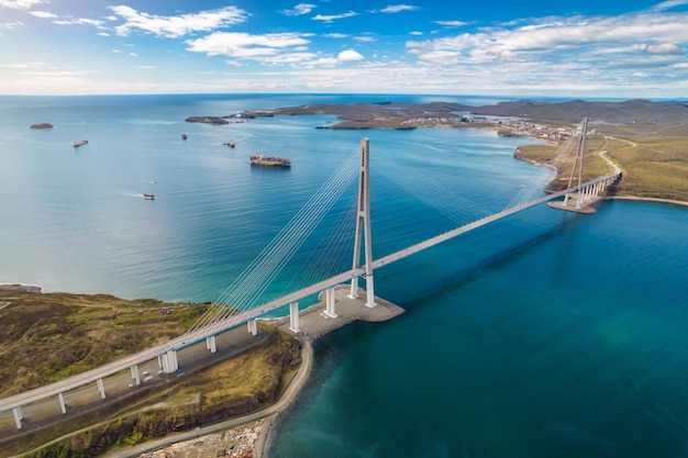 Vista aerea del famoso ponte strallato per l'isola di Russky dalla città di Vladivostok nell'estremo oriente della Russia