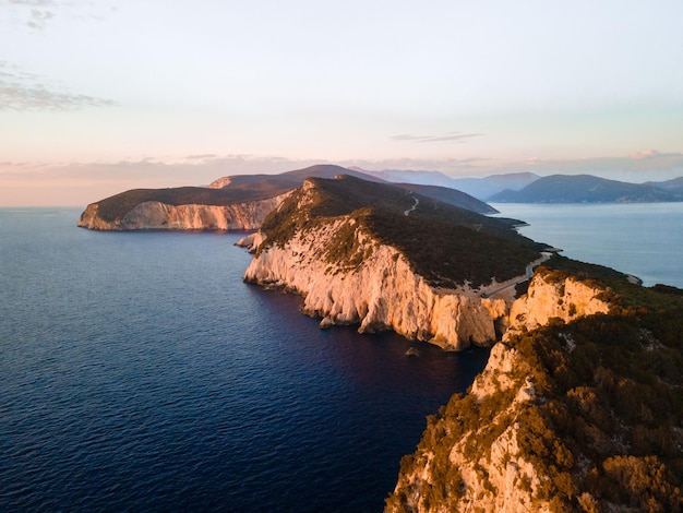 Vista aerea del faro dell'isola di Lefkada sulla scogliera