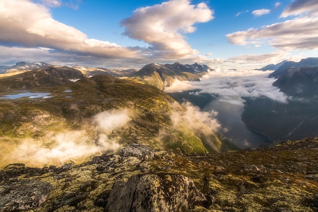 Vista aerea del fiordo di Eikesdalen in Norvegia centrale.