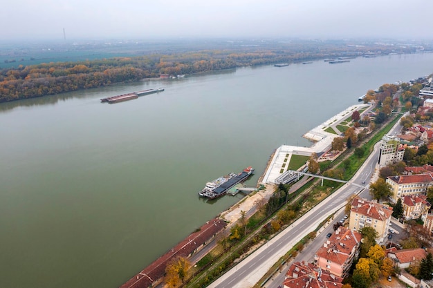 Vista aerea del fiume Danubio e del molo della città di Ruse Bulgaria