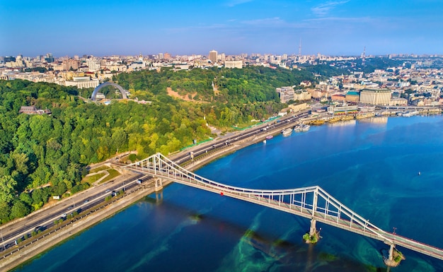 Vista aerea del fiume Dnieper con il ponte pedonale a Kiev, Ucraina