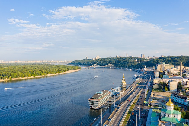 Vista aerea del fiume Dnieper, delle colline di Kiev e della città di Kiev vicino al ponte pedonale, Ucraina