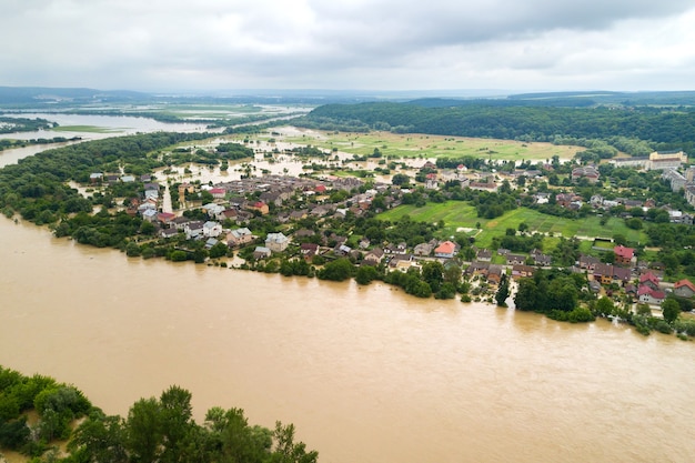 Vista aerea del fiume Dnister con acqua sporca e case allagate nella città di Halych, Ucraina occidentale.