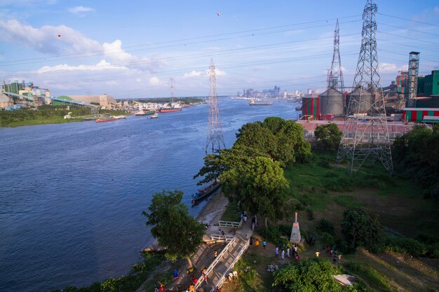 Vista aerea del fiume e della zona industriale con cielo blu a NarayanganjBangladesh