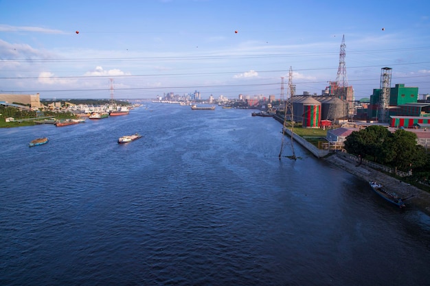 Vista aerea del fiume e della zona industriale con cielo blu a NarayanganjBangladesh