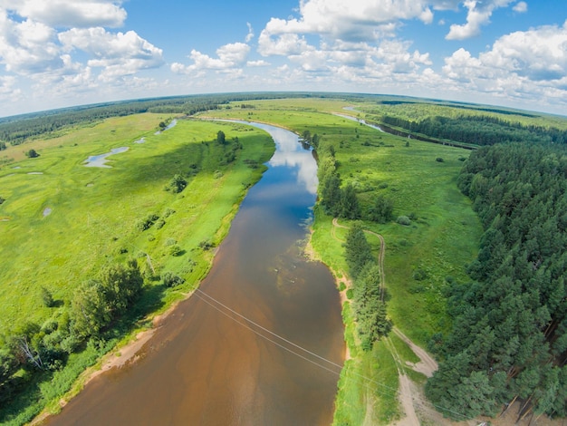 Vista aerea del fiume Mologa su un paesaggio verde contro il cielo