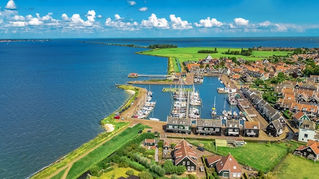 Vista aerea del fuco dell'isola di Marken, villaggio tradizionale del pescatore da sopra, paesaggio olandese tipico, Olanda Settentrionale, Paesi Bassi