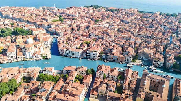 Vista aerea del fuco della città Grand Canal e delle case di Venezia, paesaggio urbano dell'isola di Venezia e laguna veneziana da sopra, l'Italia