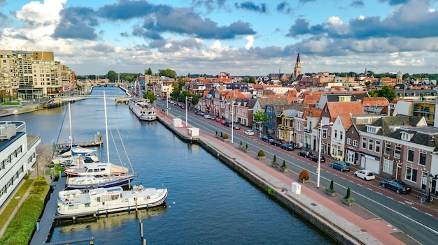 Vista aerea del fuco di paesaggio urbano della città di Alkmaar da sopra, orizzonte tipico della città olandese con i canali e case, Olanda, Paesi Bassi