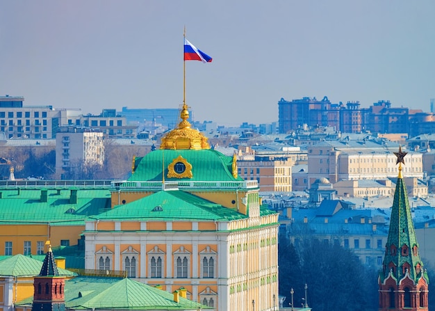 Vista aerea del Gran Palazzo del Cremlino con la bandiera russa della città di Mosca in Russia al mattino.