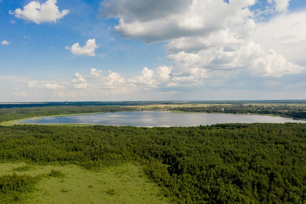 Vista aerea del grande lago di campagna per la pesca