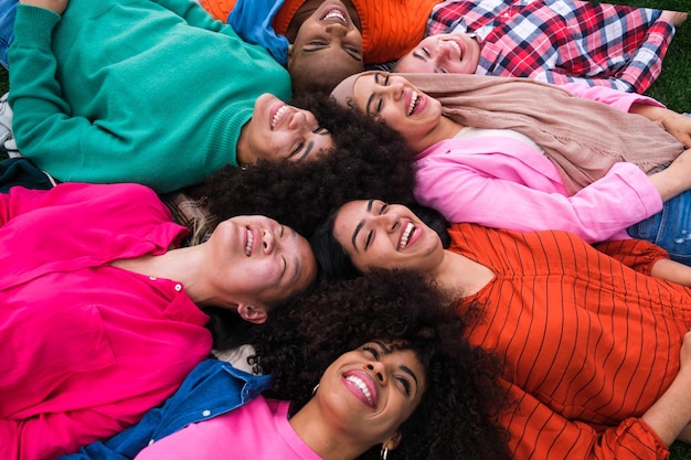 Vista aerea del gruppo di donne di stile di vita sorridenti