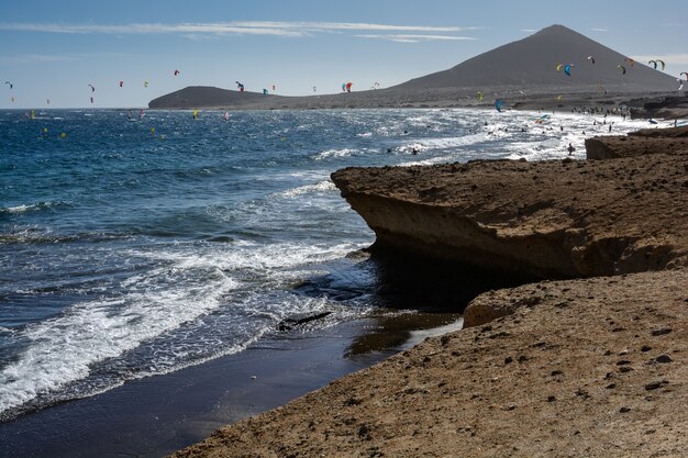 Vista aerea del Kitesurf sulle onde del mare. Kitesurf, foto di azioni di kiteboarding. Tenerife Spagna.