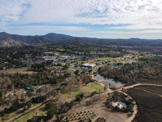 Vista aerea del lago al Kit Carson Park, parco municipale di Escondido, California, USA