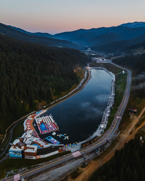 Vista aerea del lago bukovel in montagna dei Carpazi